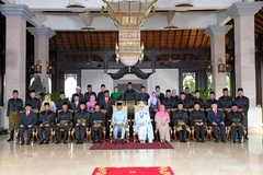Quốc vương Malaysia Sultan Abdullah Sultan Ahmad Shah (giữa, trái), Hoàng hậu Tunku Azizah Aminah Maimunah Iskandariah (giữa, phải) và Thủ tướng Muhyiddin Yassin (thứ 5, trái, hàng trước) cùng các thành viên nội các mới chụp ảnh chung.