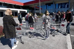 Người dân xếp hàng bên ngoài một siêu thị ở Podgorica, Montenegro ngày 16/3/2020, trong bối cảnh dịch COVID-19 lan rộng. (Ảnh: AFP/TTXVN)