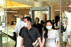 Khẩu trang là vẫn là vật dụng cần thiết của người dân Thái Lan khi ra khỏi nhà để phòng chống dịch COVID-19. (Ảnh: Ngọc Quang/TTXVN)