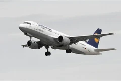Máy bay của hãng hàng không Lufthansa tại sân bay ở Duesseldorf, miền tây nước Mỹ. (Ảnh: AFP/TTXVN)
