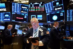 Giao dịch viên tại Sàn giao dịch chứng khoán New York, Mỹ. (Ảnh: AFP/TTXVN)