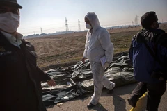 Nhân viên cứu hộ làm nhiệm vụ tại hiện trường máy bay Boeing 737 gặp nạn ở gần thủ đô Tehran, Iran. (Ảnh: THX/TTXVN)