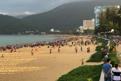 [Photo] Bãi biển Quy Nhơn, Cửa Lò chật kín người dịp nghỉ lễ 30/4-1/5