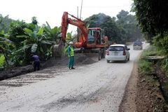 Sửa chữa, nâng cấp Quốc lộ 37 tại Tuyên Quang. (Ảnh: Quang Đán/TTXVN)
