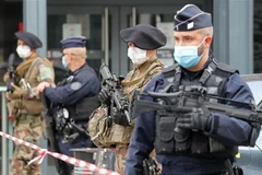 Lực lượng an ninh Pháp phong tỏa hiện trường vụ tấn công bằng dao ở một nhà thờ thành phố Nice, ngày 29/10. (Ảnh: AFP/TTXVN)