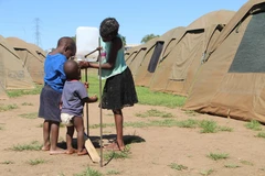 Trẻ em tại một trại tị nạn tại khu vực ngoại ô Windhoek, Namibia. (Ảnh: THX/TTXVN)