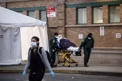 Chuyển bệnh nhân nhiễm COVID-19 tới trung tâm y tế Maimonides ở Brooklyn, New York, Mỹ. (Ảnh: THX/TTXVN)