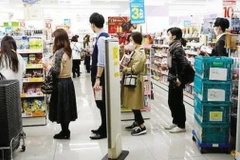 Người dân Tokyo xếp hàng tại một siêu thị. (Nguồn: Reuters)