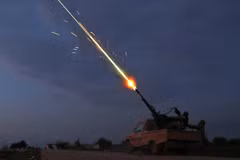 Các tay súng nổi dậy Syria do Thổ Nhĩ Kỳ hậu thuẫn nã súng phòng không nhằm vào các lực lượng Chính phủ Syria tại thị trấn Sarmin, thuộc tỉnh Idlib ngày 24/2/2020. (Ảnh: AFP/TTXVN)