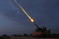 Các tay súng nổi dậy Syria do Thổ Nhĩ Kỳ hậu thuẫn nã súng phòng không nhằm vào các lực lượng Chính phủ Syria tại thị trấn Sarmin, thuộc tỉnh Idlib ngày 24/2/2020. (Ảnh: AFP/TTXVN)