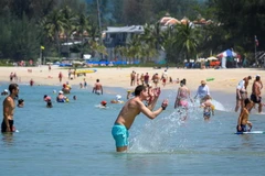 Du khách tắm biển trên đảo Phuket, Thái Lan ngày 20/3/2020. (Ảnh: AFP/TTXVN)