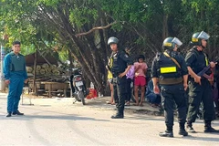 Công an phong tỏa, truy bắt đối tượng Tuấn trên địa bàn huyện Củ Chi. (Ảnh: Thành Chung/TTXVN)