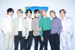 Các thành viên nhóm nhạc BTS trong buổi giới thiệu album "Map of the soul: 7" tại Seoul, Hàn Quốc, ngày 24/2/2020. (Ảnh: Yonhap/TTXVN)