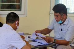 Người dân nhận tiền trợ cấp từ gói hỗ trợ 62.000 tỷ đồng.(Ảnh minh họa: TTXVN)