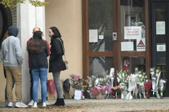 Đặt hoa tại trường trung học ở Conflans Saint-Honorine, sau vụ một giáo viên của trường bị sát hại ngày 17/10/2020. (Ảnh: AFP/TTXVN)