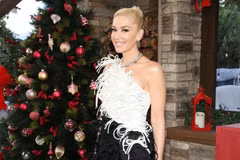 Gwen Stefani rạng rỡ trong thiết kế của Công Trí trên truyền hình Mỹ