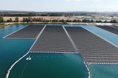 Nhà máy năng lượng Mặt Trời nổi đầu tiên tại thành phố miền Đông Nam Piolenc, Pháp. (Ảnh: AFP/TTXVN)