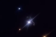 Rocket được phóng từ Iran xuống căn cứ quân sự Mỹ ở Ein-al Asad, Iraq. (Ảnh: AFP/TTXVN)