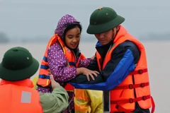 Những hình ảnh cảm động về người chiến sỹ tham gia cứu hộ trong mưa lũ