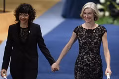 Hai nhà hóa học Emmanuelle Charpentier (trái) và Jennifer Anne Doudna (phải). (Ảnh: AFP/TTXVN)