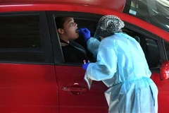 Một điểm xét nghiệm COVID-19 tại Melbourne, Australia. (Ảnh: AFP/TTXVN)