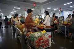 Người dân mua hàng hóa trong siêu thị tại Bình Nhưỡng, Triều Tiên. (Ảnh: AFP/TTXVN)