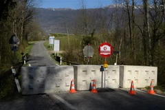 Cửa khẩu biên giới Thụy Sĩ-Pháp bị đóng do dịch COVID-19. (Ảnh: AFP/TTXVN)