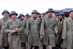 Phó Thủ tướng Chính phủ Trịnh Đình Dũng kiểm tra công tác chuẩn bị ứng phó với bão số 5 tại khu cảng cá Thuận An, huyện Phú Vang, tỉnh Thừa Thiên-Huế. (Ảnh: Đỗ Trưởng/TTXVN)