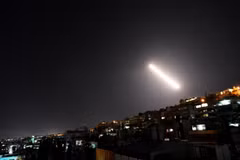 Tên lửa phòng không Syria trên bầu trời thủ đô Damascus ngày 20/7/2020. (Ảnh: THX/TTXVN)