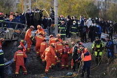 Lực lượng cứu hộ làm nhiệm vụ tại hiện trường vụ sập cầu ở thành phố Thiên Tân, Trung Quốc ngày 1/11/2020. (Ảnh: THX/TTXVN)