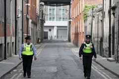 Cảnh sát đi tuần trên đường phố Ireland. (Nguồn: PA)