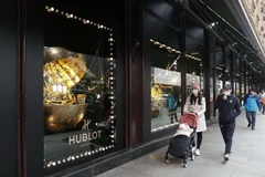 Người dân đeo khẩu trang phòng lây nhiễm COVID-19 tại London, Anh. (Ảnh: THX/TTXVN)