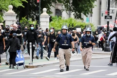 Cảnh sát được triển khai để ngăn người biểu tình quá khích trong cuộc tuần hành phản đối phân biệt chủng tộc sau cái chết của công dân Mỹ gốc Phi George Floyd, tại New York. (Ảnh: THX/TTXVN)