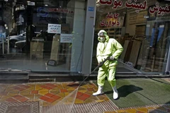 Phun thuốc khử trùng nhằm ngăn ngừa sự lây lan của dịch bệnh COVID-19 tại Tehran, Iran ngày 5/3/2020. (Ảnh: AFP/TTXVN)
