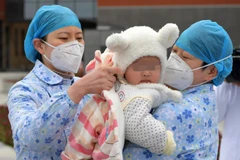 Em bé 7 tháng tuổi nhiễm COVID-19 được xuất viện sau 9 ngày điều trị tại bệnh viện ở tỉnh Giang Tô, Trung Quốc, ngày 19/2. (Ảnh: THX/TTXVN)