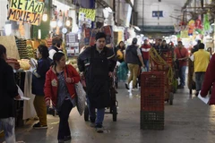 Người dân mua bán hàng hóa tại chợ ở Mexico City, Mexico. (Ảnh: AFP/TTXVN)