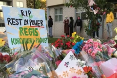 Đặt hoa tưởng niệm tại nơi Regis Korchinski-Paquet thiệt mạng ở Toronto. (Nguồn: CBC)