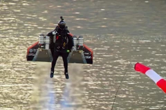 Thiết bị phản lực đã đẩy Vince Reffet lên độ cao 1.800m. (Nguồn: nypost.com)