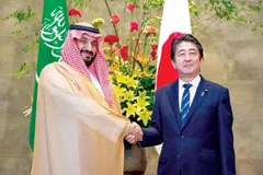Thủ tướng Shinzo Abe và Thái tử Saudi Arabia Mohammed bin Salman. (Nguồn: SPA)