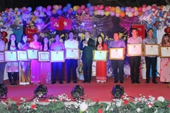 Đại sứ Vũ Quang Minh chụp ảnh lưu niệm với các lưu học sinh có kết quả học tập tốt năm 2019. (Ảnh: Vũ Hùng/TTXVN)