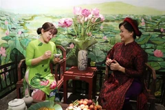 Khách tham quan trải nghiệm Tết Đoan ngọ trong không gian xưa. (Ảnh: Nhật Anh/TTXVN)