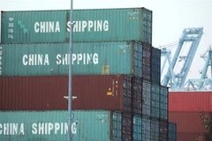 Container hàng Trung Quốc chờ bốc dỡ tại cảng Los Angeles, bang California (Mỹ). (Ảnh: AFP/TTXVN)
