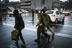 Người dân đeo khẩu trang phòng dịch COVID-19 tại Tehran, Iran. (Ảnh: THX/TTXVN)