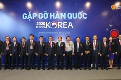 Thứ trưởng Thường trực Bộ Ngoại giao Bùi Thanh Sơn, Đại sứ Hàn Quốc tại Việt Nam Park Noh Wan với các đại biểu. (Ảnh: Văn Điệp/TTXVN)