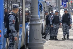 Cảnh sát Nga gác tại bến xe buýt trong chiến dịch tăng cường an ninh tại Moskva, Nga, ngày 10/8. (Ảnh: AFP/TTXVN)