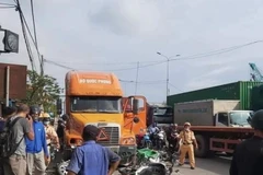 Xe container húc văng 7 xe máy đang chờ đèn đỏ, 6 người bị thương 