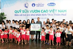 Bà Trần Thị Thái Hòa, Giám đốc Quỹ Bảo trợ trẻ em Thừa Thiên- Huế đại diện nhận bảng trao tặng sữa của Quỹ sữa Vươn cao Việt Nam và Vinamilk