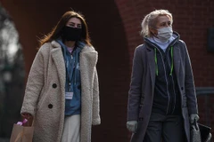 Người dân đeo khẩu trang phòng dịch COVID-19 tại Moskva, Nga. (Ảnh: THX/TTXVN)