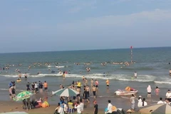 Hàng nghìn du khách tắm tại bãi biển Sầm Sơn. (Ảnh: Trịnh Duy Hưng/TTXVN)