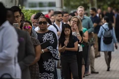 Người dân xếp hàng chờ phỏng vấn xin việc tại thành phố Arlington, bang Virginia, Mỹ. (Ảnh: AFP/TTXVN)